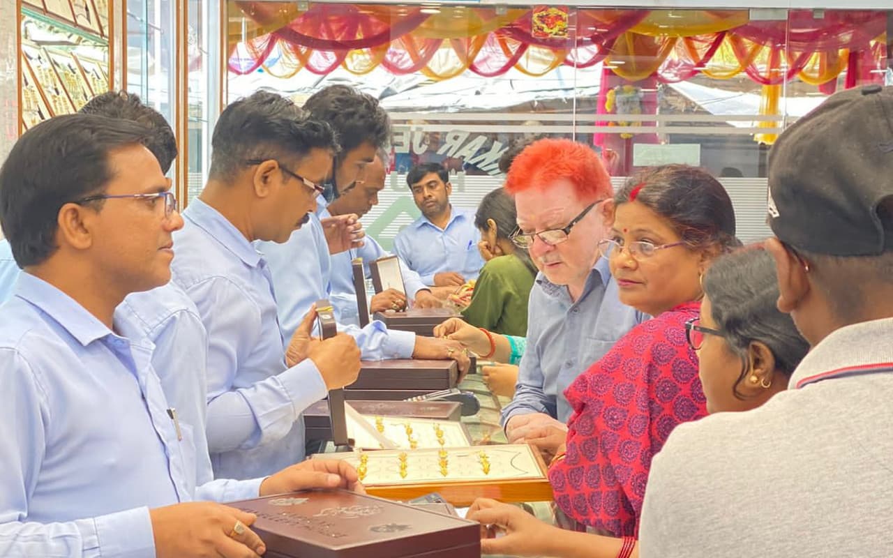 Gold-Silver Rate Today: नवरात्रि में सोना खरीदना शुभ, एक सप्ताह में 62 हजार के पार जाएगा रेट..