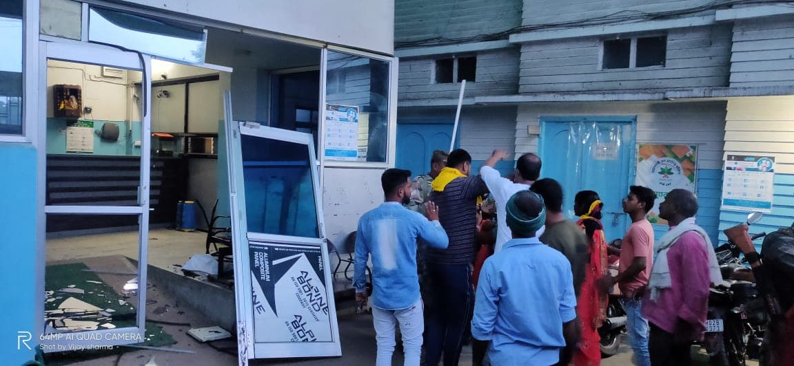 प्रसव के बाद महिला की मौत, अस्पताल में तोड़फोड़, जानें पूरा मामला