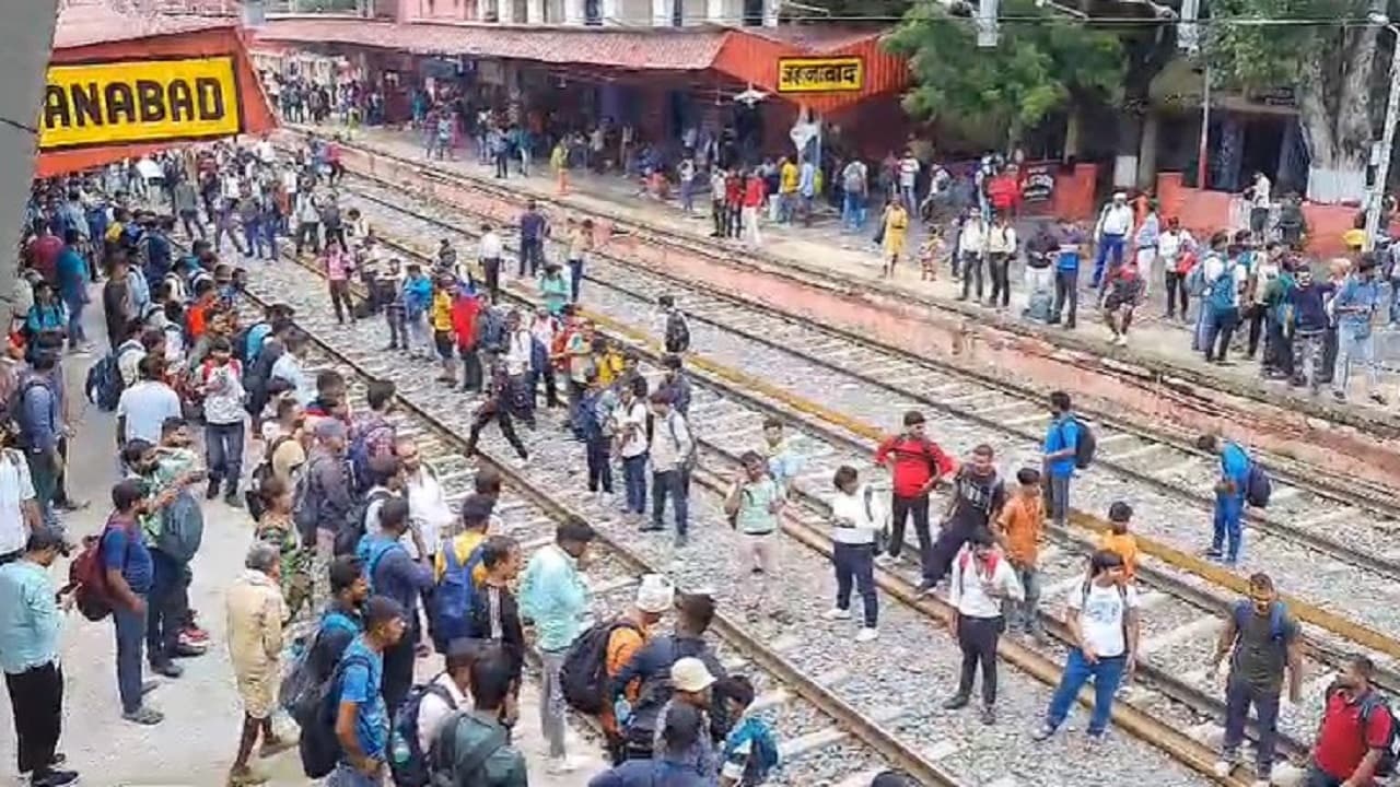 शिक्षक भर्ती परीक्षा खत्म होते ही रेलवे स्टेशन पर उमड़ी भीड़, तस्वीरों में देखें शहर में लगे जाम का हाल..