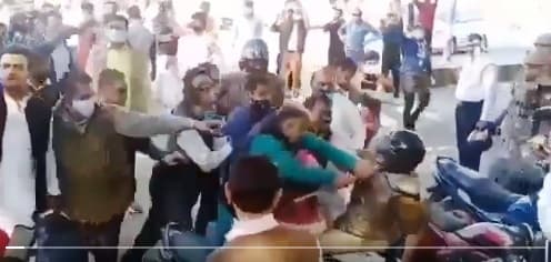 UP VIRAL VIDEO: MLC चुनाव में हार देख BJP नेता ने  एसपी सिटी को गिरा-गिराकर पीटा! वायरल हो रहा वीडियो