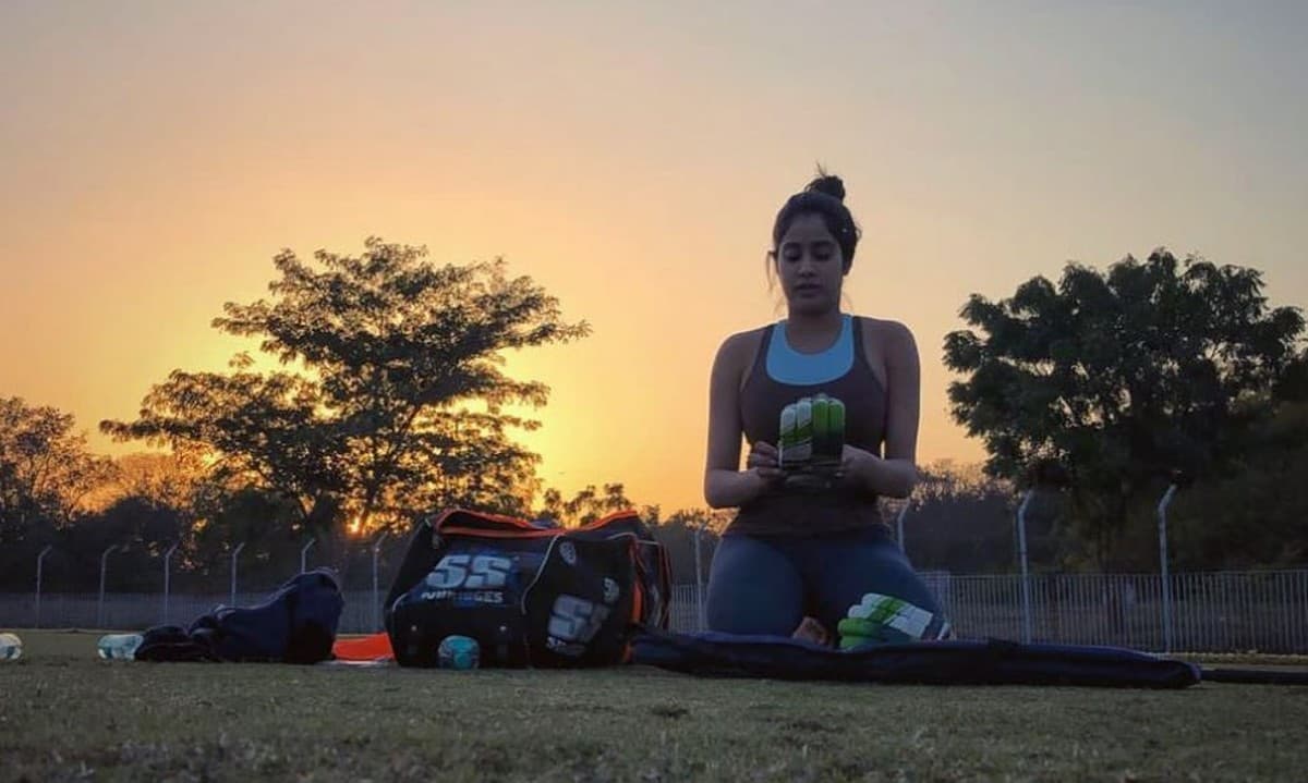 Mr and Mrs Mahi poster: क्रिकेट की प्रैक्टिस कर रहीं जान्हवी कपूर, दिनेश कार्तिक की भी दिखी झलक