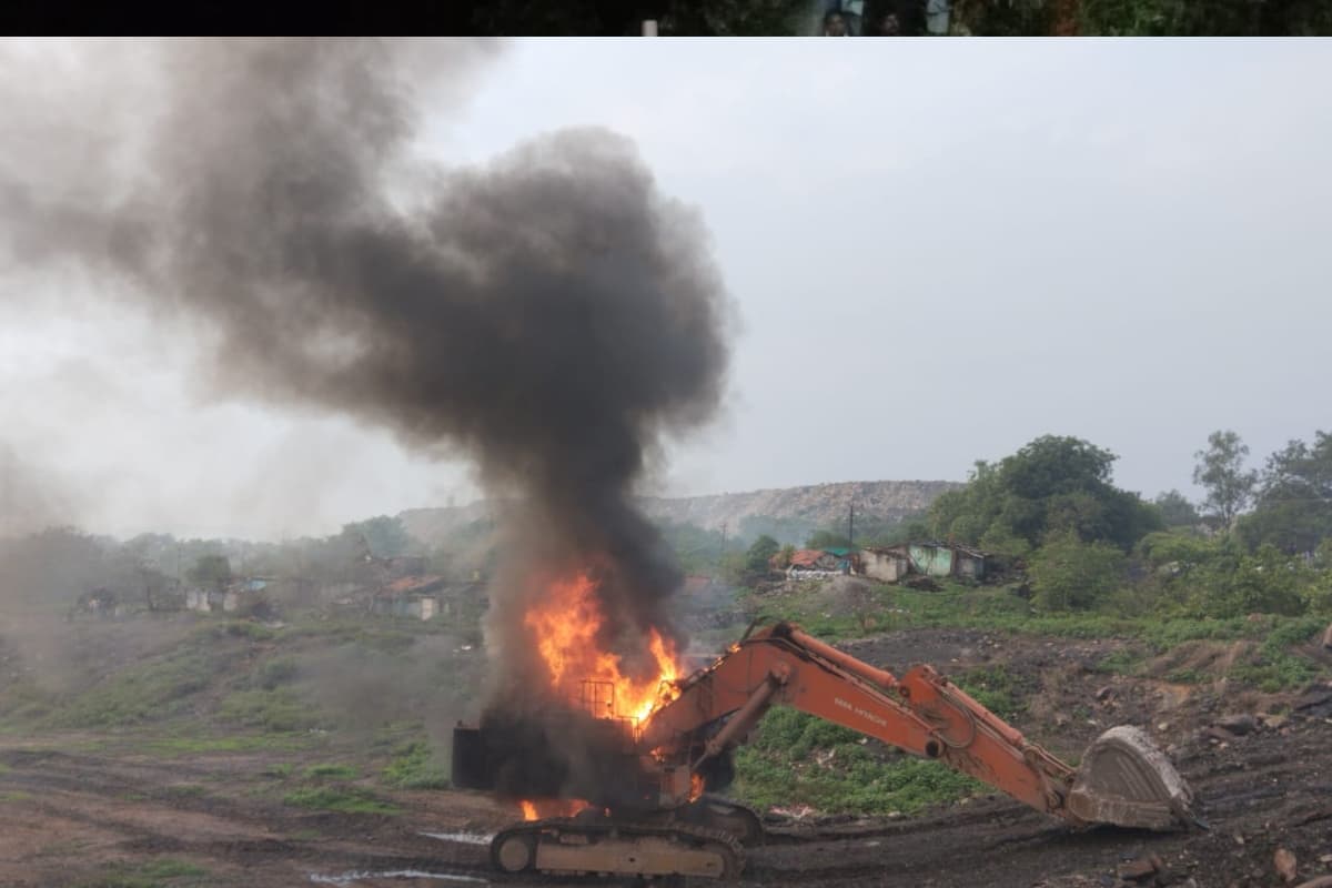 झारखंड: दो लोगों की मौत से धनबाद के झरिया में स्थिति बेकाबू, पोकलेन में लगायी आग, पुलिस ने की फायरिंग