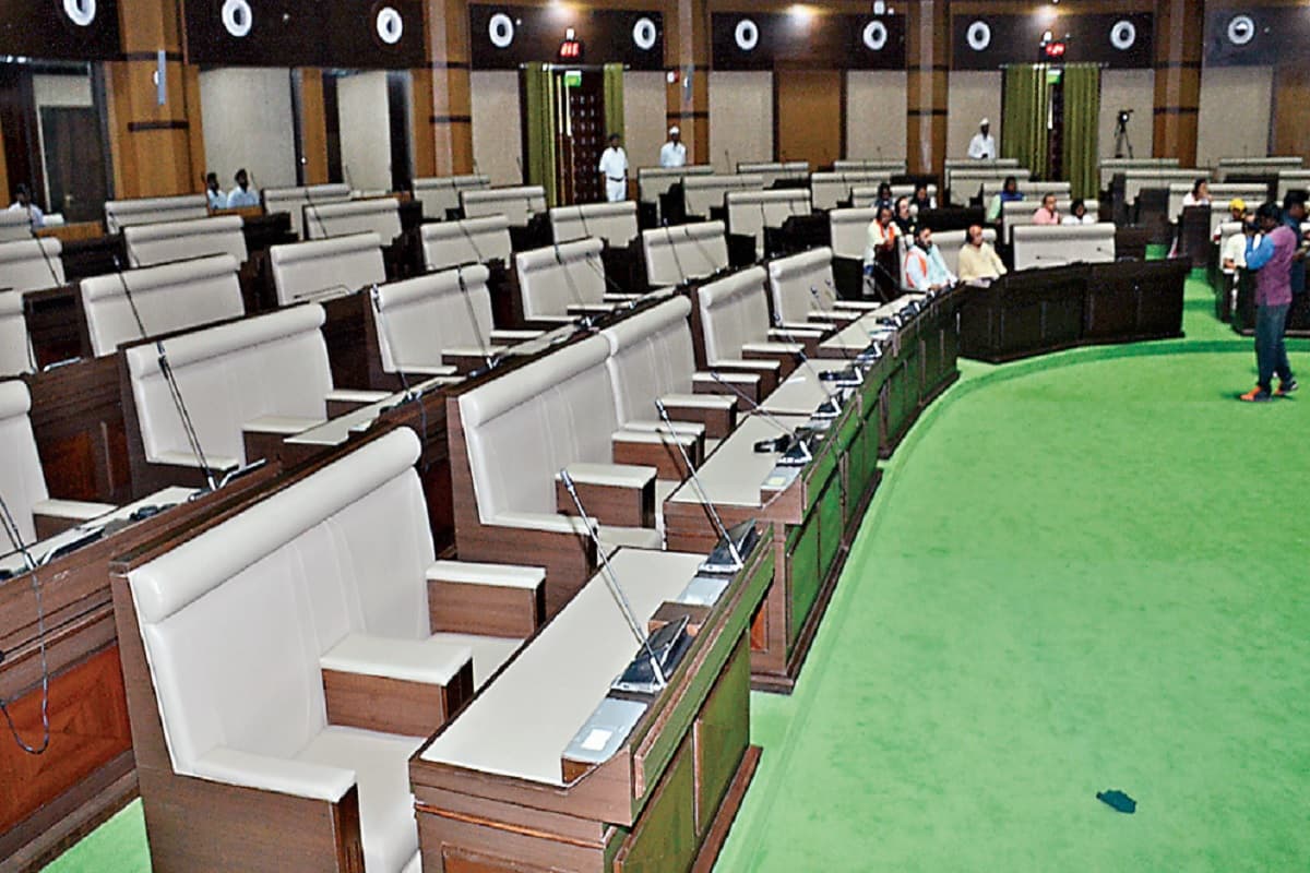 राहुल गांधी को सजा होने पर झारखंड का सत्ता पक्ष गरम, वेल में घुस कांग्रेस-झामुमो के विधायकों ने मचाया हंगामा