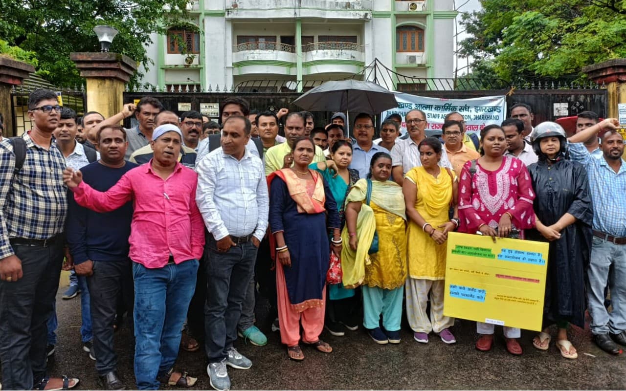 Jharkhand News: झारखंड के आत्मा कर्मियों ने घेराव कृषि मंत्री बादल पत्रलेख का आवास, रोड जाम