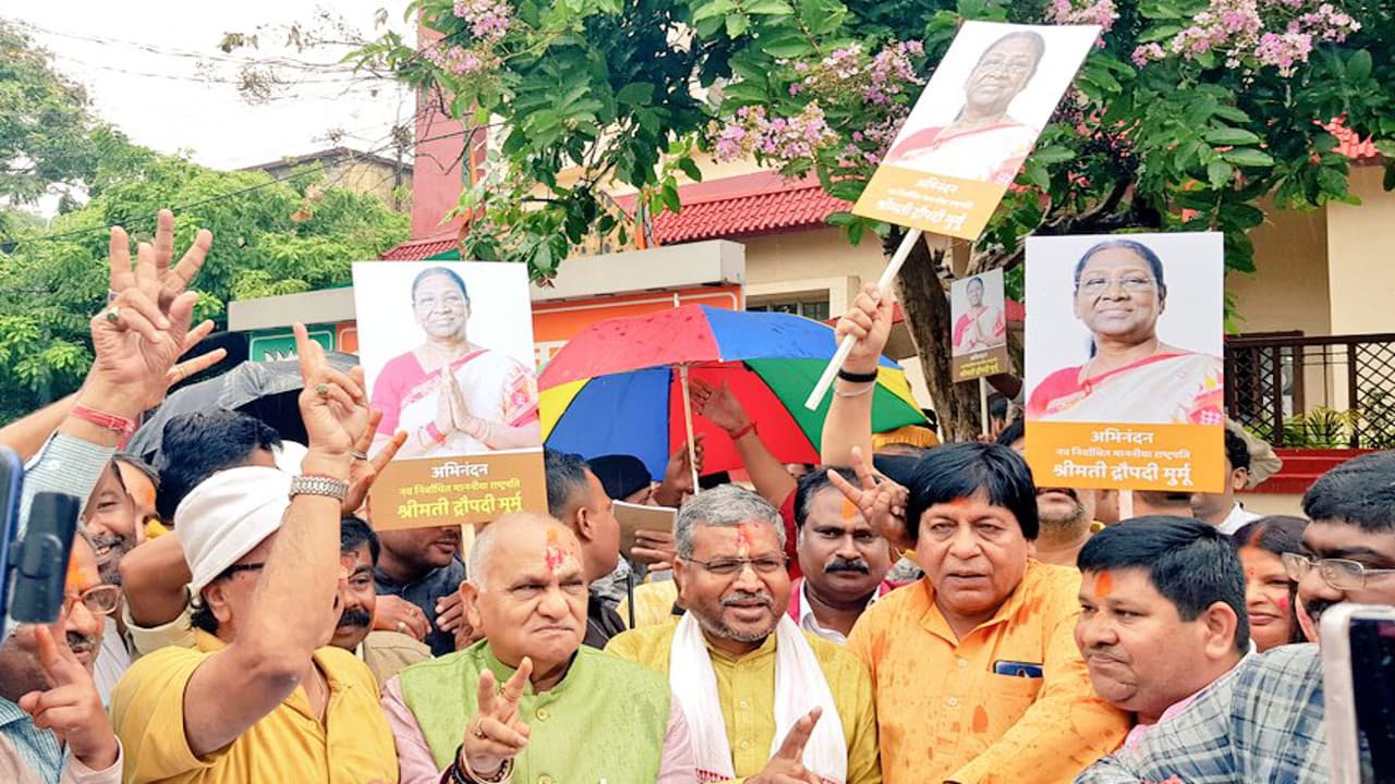 द्रौपदी मुर्मू की जीत पर झारखंड BJP प्रदेश कार्यालय में जश्न का माहौल, CM हेमंत सोरेन ने दी बधाई