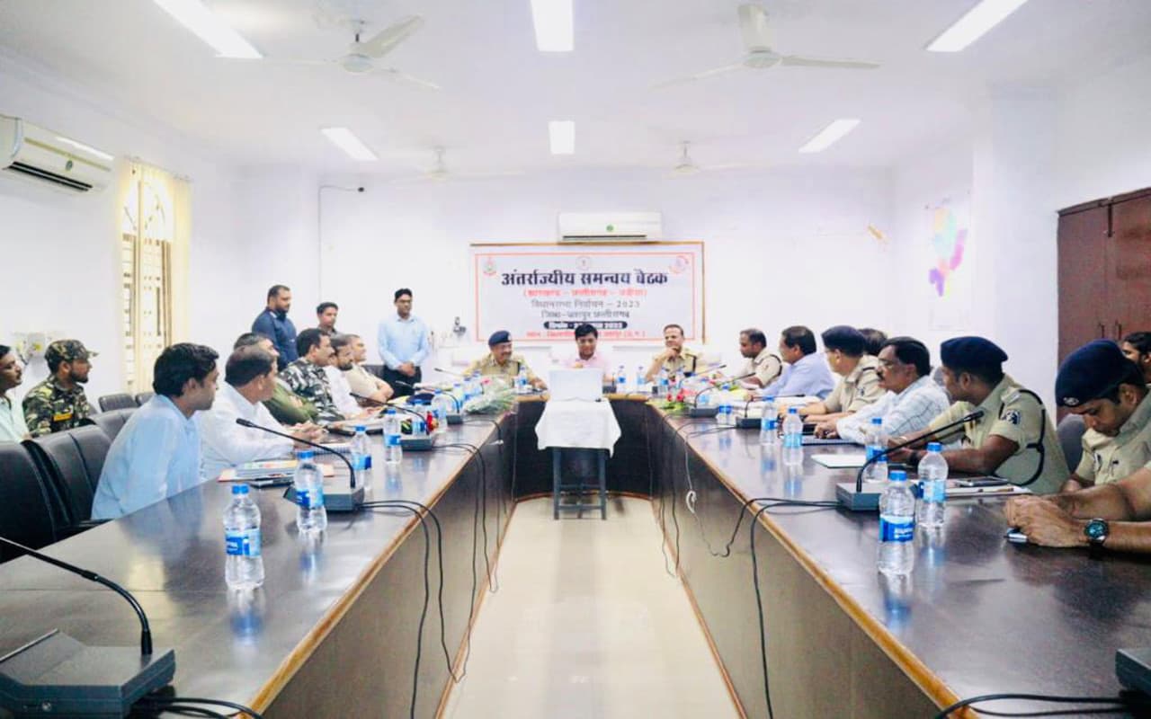 नक्सलियों के ठिकानों में घुसेगी पुलिस, झारखंड व छत्तीसगढ़ की पुलिस ने बनायी रणनीति नक्सलियों के ठिकानों में घुसेगी पुलिस, झारखंड व छत्तीसगढ़ की पुलिस ने बनायी रणनीति