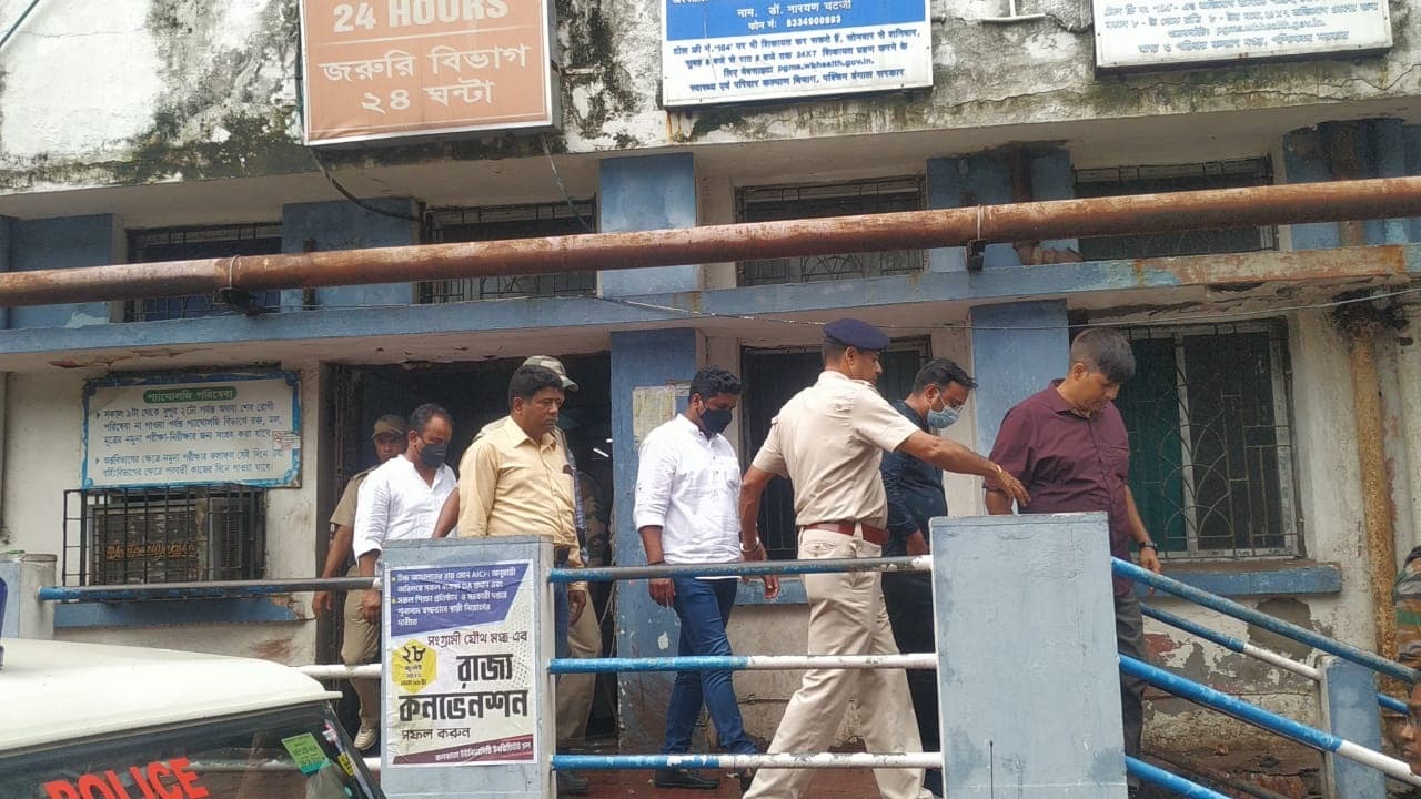 Cash के साथ अरेस्ट Jharkhand Congress के 3 निलंबित विधायकों समेत 5 आरोपी बंगाल के हावड़ा कोर्ट में पेश Cash के साथ अरेस्ट Jharkhand Congress के 3 निलंबित विधायकों समेत 5 आरोपी बंगाल के हावड़ा कोर्ट में पेश