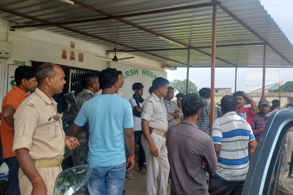 रांची : बुढ़मू में थाना प्रभारी पर बाप-बेटे के साथ मारपीट का आरोप, ग्रामीणों ने किया थाने का घेराव