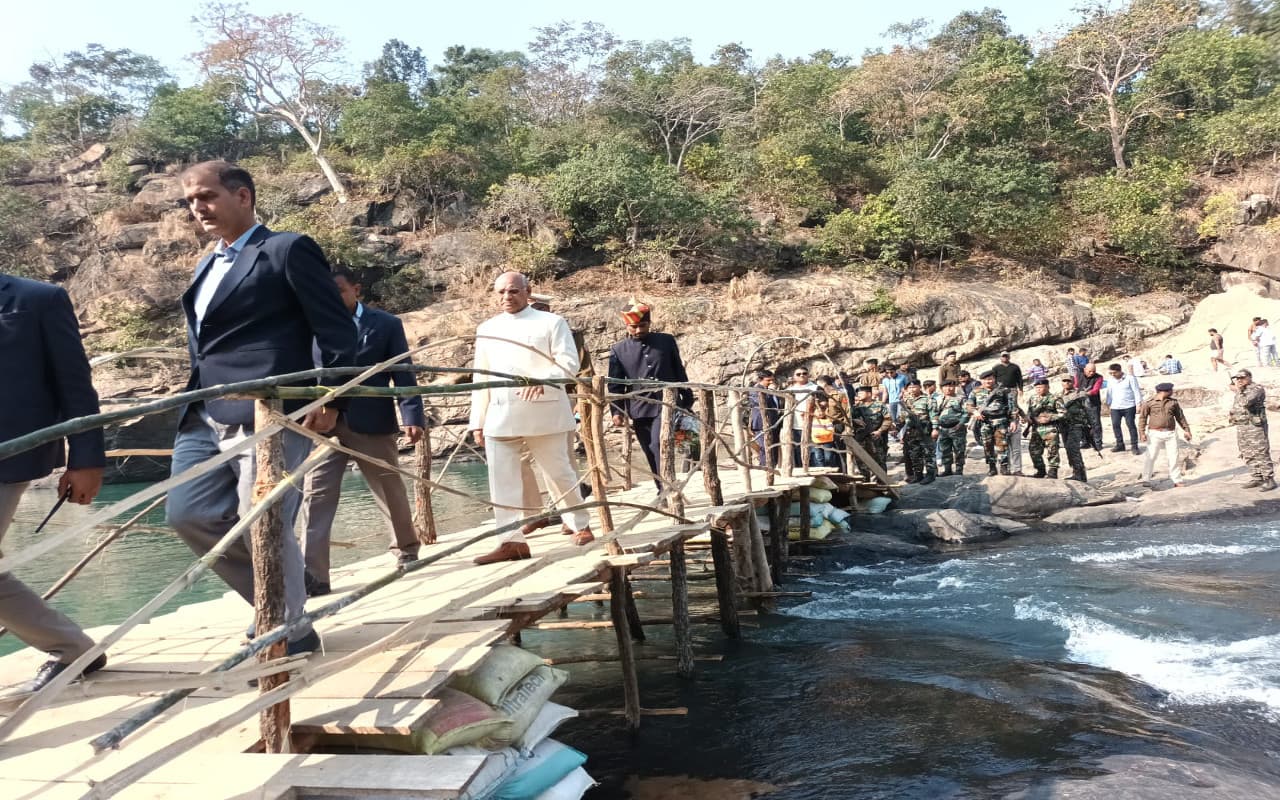 Jharkhand Tourism: प्राकृतिक सौंदर्य का आनंद लेने परिवार संग खूंटी के पेरवां घाघ पहुंचे राज्यपाल रमेश बैस