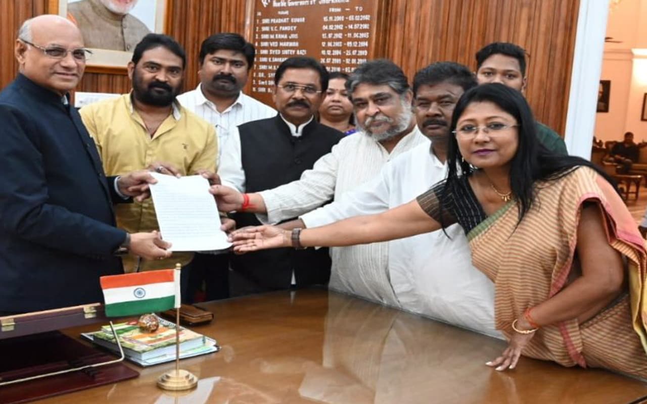 UPA प्रतिनिधिमंडल ने राज्यपाल को सौंपा ज्ञापन, कहा- चुनी हुई सरकार को अस्थिर करने की हो रही साजिश