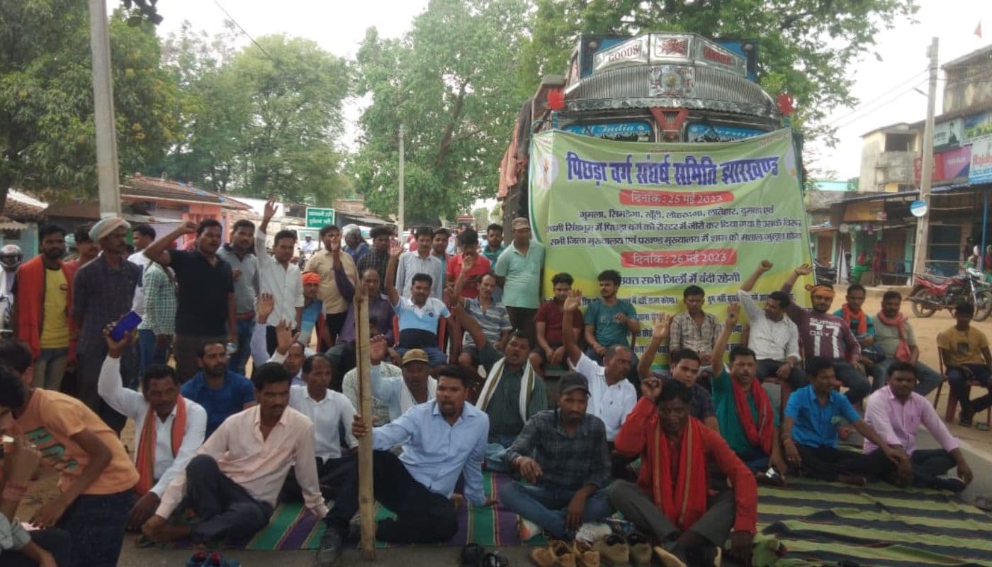 आरक्षण की मांग पर गुमला, लोहरदगा और सिमडेगा बंद, नहीं खुलीं दुकानें, जगह-जगह चक्का जाम
