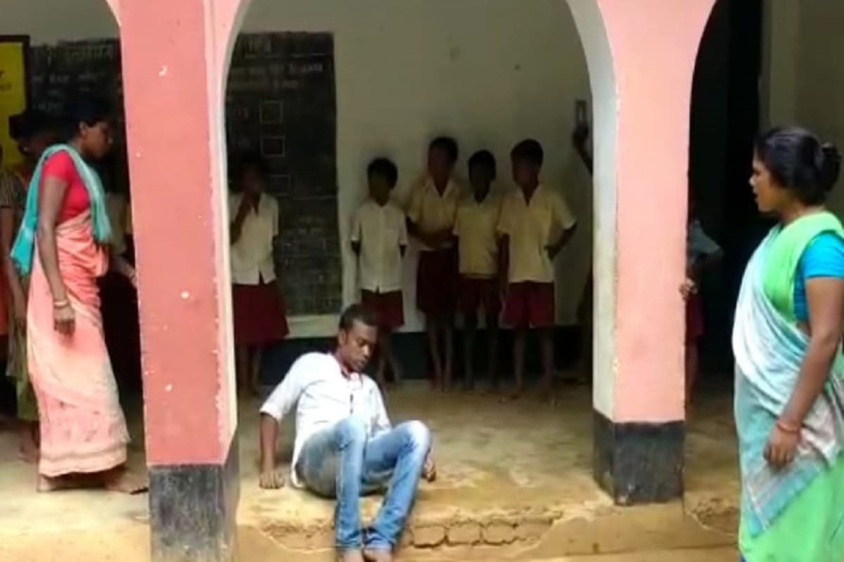 Viral Video:झारखंड में नशे में धुत सरकारी स्कूल के हेडमास्टर का वीडियो Viral, बड़े अफसर ने की ये कार्रवाई Viral Video:झारखंड में नशे में धुत सरकारी स्कूल के हेडमास्टर का वीडियो Viral, बड़े अफसर ने की ये कार्रवाई