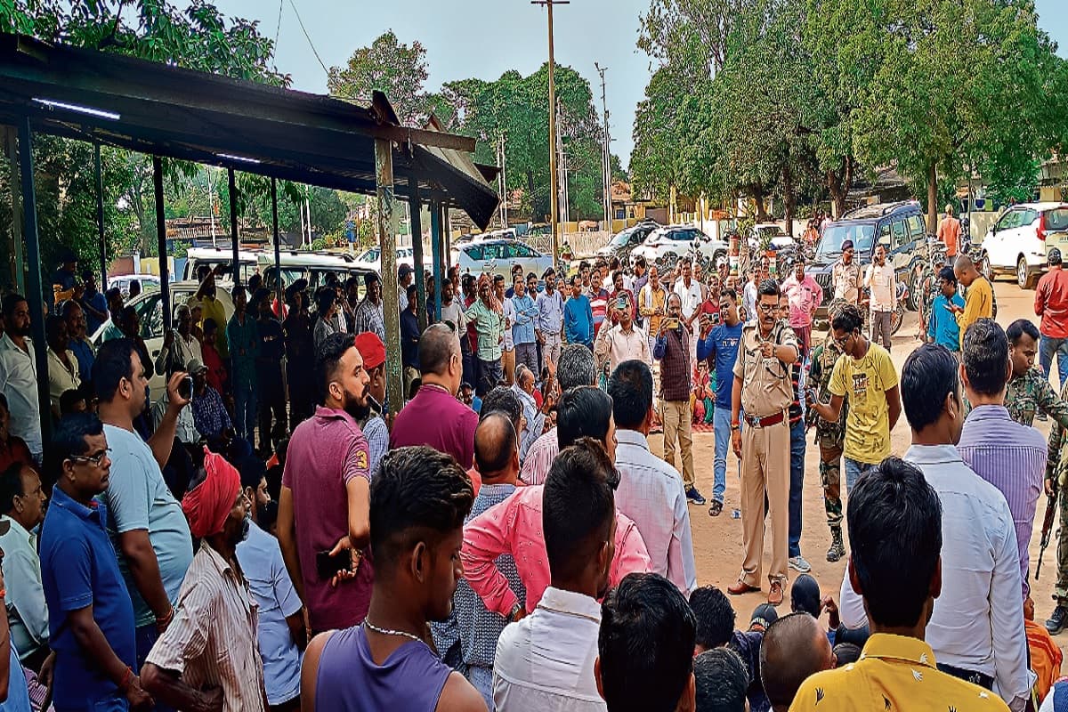 कांग्रेस विधायक अनूप सिंह के बेरमो आवास पर छापामारी से उग्र हो गये थे समर्थक, फिर ऐसे हुए शांत