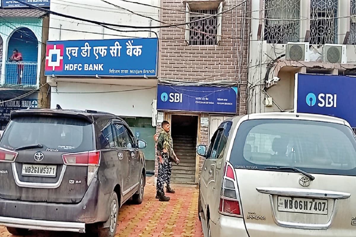 ईडी की टीम पहुंची, तो घर पर मौजूद थे योगेंद्र तिवारी, दिन भर बंद रहा मुख्य गेट