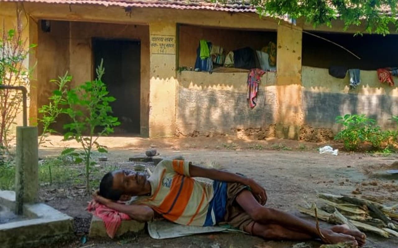 Jharkhand News: पूर्वी सिंहभूम की दारीसाई बस्ती से विलुप्त होने की कगार पर ‘सबर’, 10 साल में 50 की मौत Jharkhand News: पूर्वी सिंहभूम की दारीसाई बस्ती से विलुप्त होने की कगार पर ‘सबर’, 10 साल में 50 की मौत