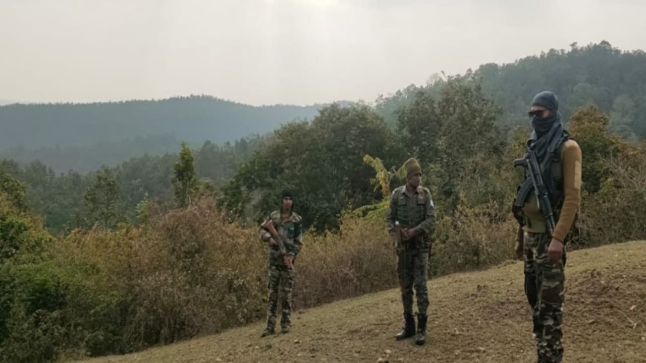 लोहरदगा के बुलबुल जंगल में नक्सलियों को घेरने के लिए 400 जवान घुसे, IED ब्लास्ट के बाद गुमला पुलिस अलर्ट लोहरदगा के बुलबुल जंगल में नक्सलियों को घेरने के लिए 400 जवान घुसे, IED ब्लास्ट के बाद गुमला पुलिस अलर्ट