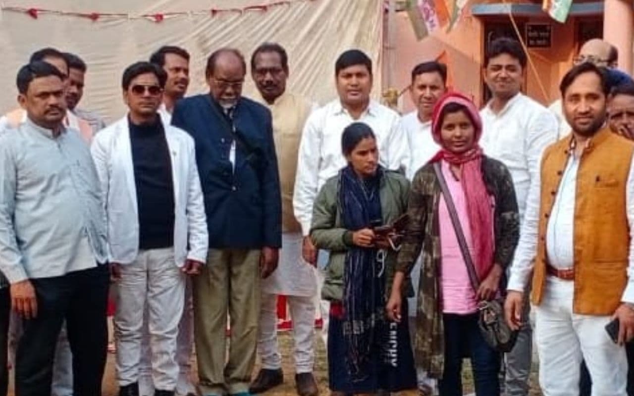 Jharkhand Politics: चित्रसेन सिंकू ने की टीएमसी की आपात बैठक, झारखंड की सरकारों को निशाने पर लिया