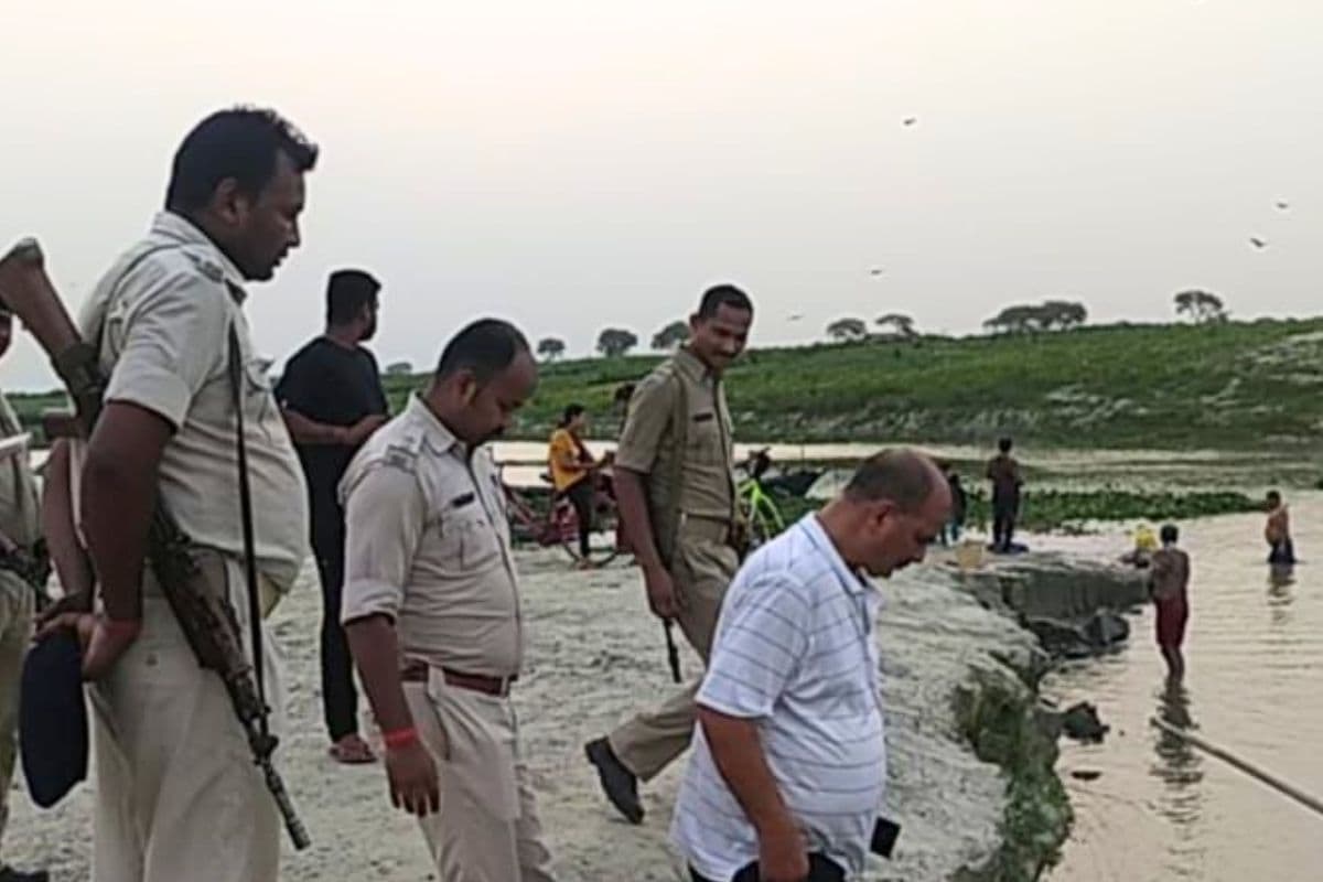 जहाज में छेद कर डुबाने का प्रयास करने के मामले में दाहू यादव समेत 11 पर नामजद प्राथमिकी, रात भर चली छापेमारी