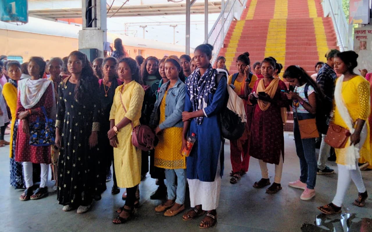 झारखंड की इंटर पास बेटियों को TATA में मिली नौकरी, अर्जुन मुंडा ने विशेष ट्रेन को किया तमिलनाडु रवाना