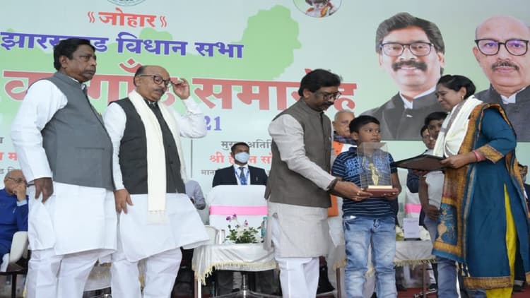 झारखंड विधानसभा स्थापना दिवस : वीर सपूतों को मिला सम्मान, कोरोना टीकाकरण में बेहतर करने वाले DC पुरस्कृत