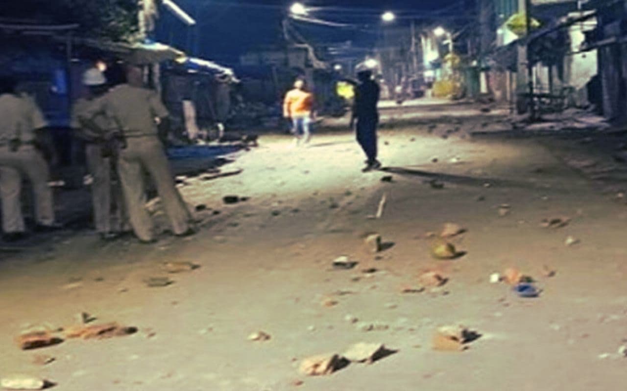 Jharkhand: कुलीपाड़ा में विसर्जन जुलूस पर पथराव मामले में 39 लोग हिरासत में, साहिबगंज में हालात सामान्य