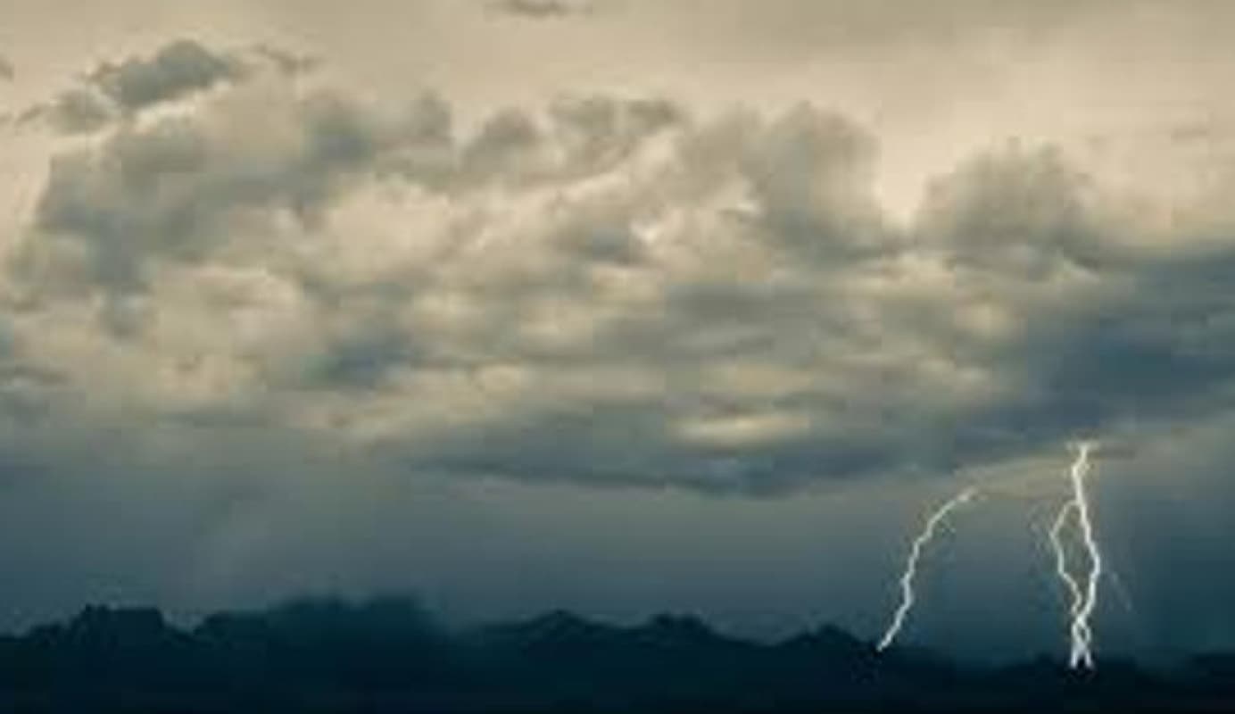 Jharkhand Weather: झारखंड में दिखेगा साइक्लोन का असर, कल इन जिलों में हो सकती है बारिश