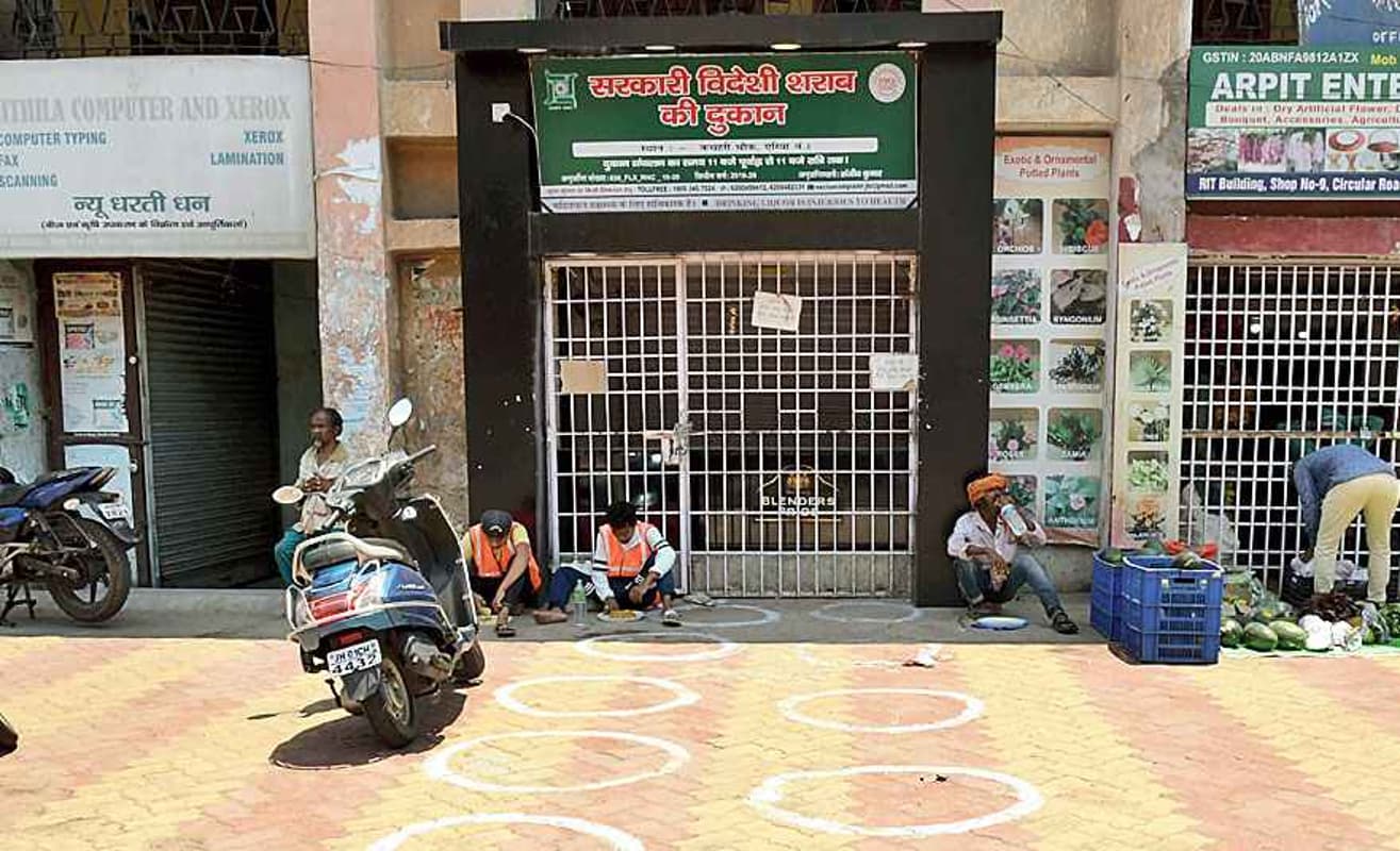 झारखंड में मयखानों पर लगा ताला, अनिश्चितकालीन हड़ताल पर गये शराब विक्रेता