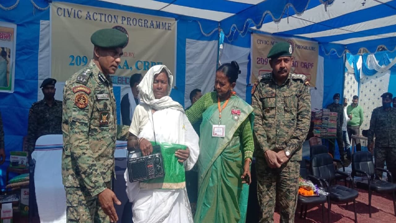 Jharkhand News: डायन के नाम पर प्रताड़ित महिलाओं से बोले कोबरा बटालियन के कमांडेंट, समाज अब कहेगा देवी