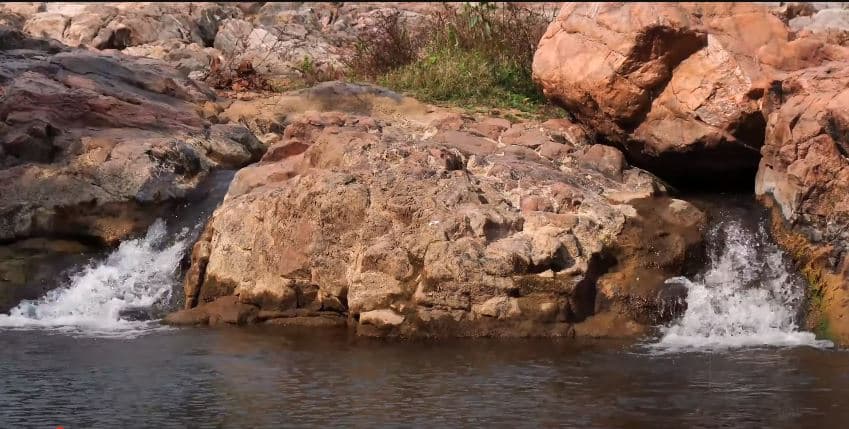 पलामू का चुनहटवा झरना आज भी है गुमनाम, पहाड़ों से गिरता पानी लोगों को करता है रोमांचित,  देखें तस्वीरें