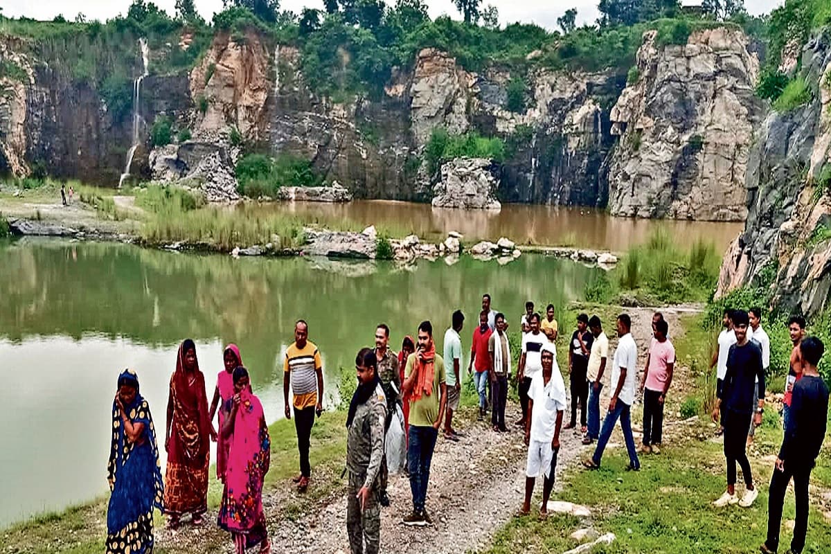 हजारीबाग के चमेली झरना में मिला युवक-युवती का शव