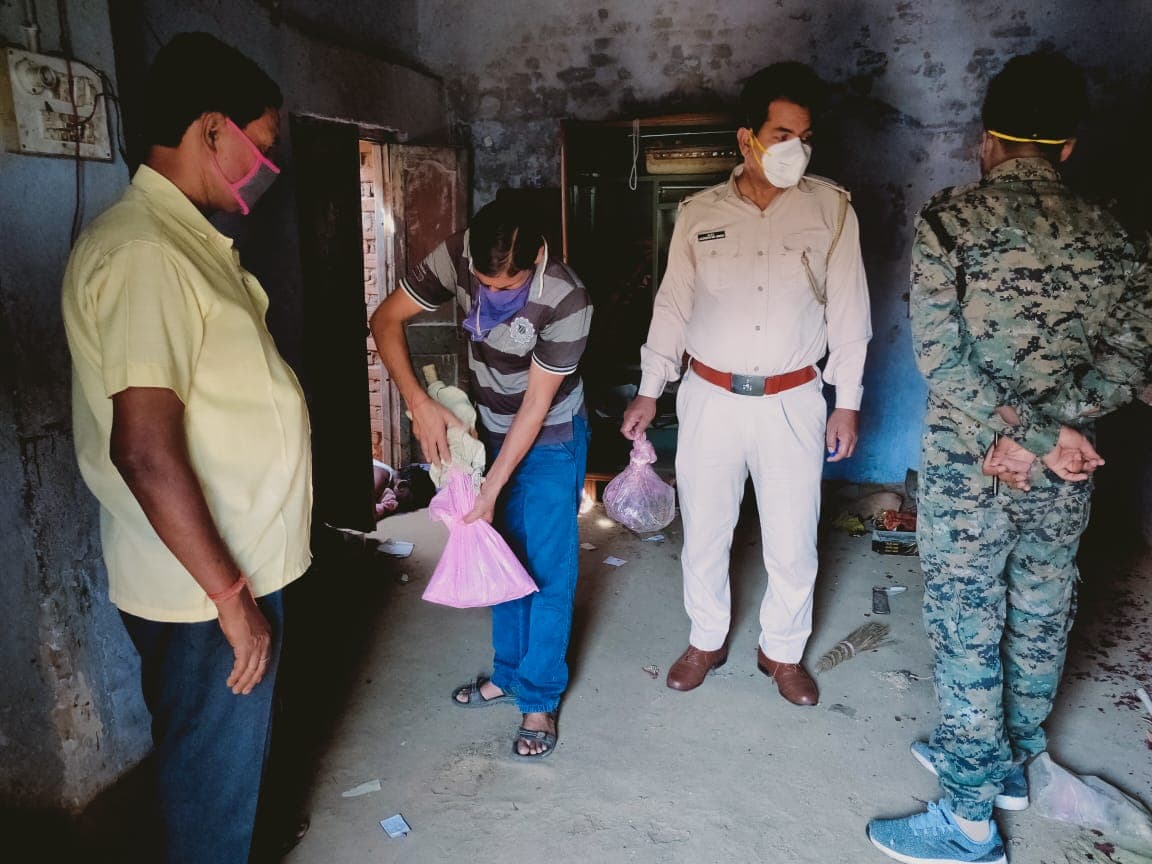 दिल्ली में दिल दहलाने वाली घटना, पति ने पत्नी और बच्चों की हत्या करने के बाद लगायी फांसी