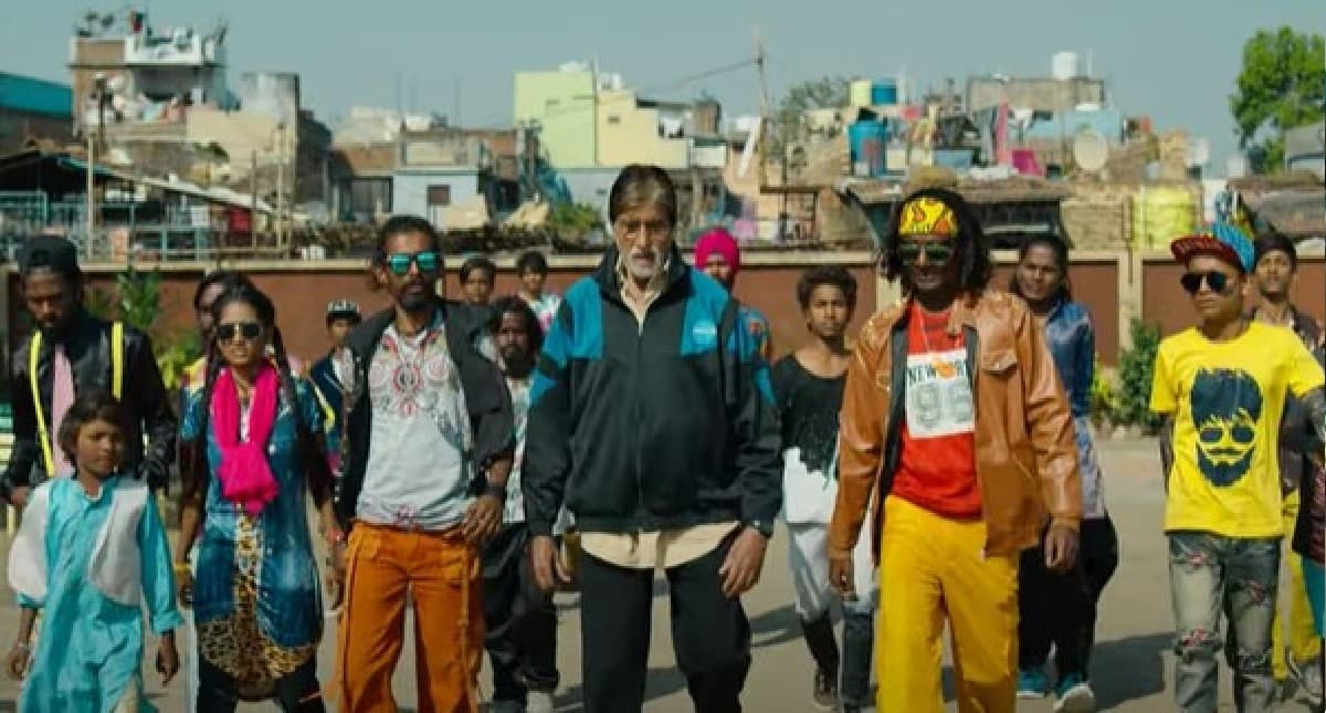 Jhund Trailer: स्लम के बच्चों को फुटबॉल सिखाते नजर आए अमिताभ बच्चन, बेहद दमदार है 'झुंड' का ट्रेलर