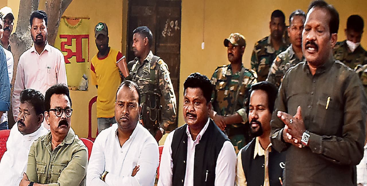 Jharkhand News: सरना हॉस्टेल विवाद मामले में विधायक ने खोया संयम, थानेदार को दे डाली बंधक बनाने की धमकी