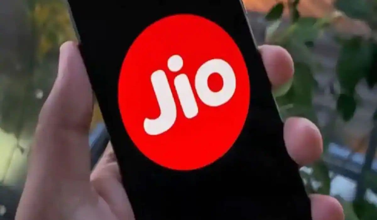 JIO का होली धमाका! एक रीचार्ज में सालभर की छुट्टी, मिलेगा 2.5GB डेली डेटा
