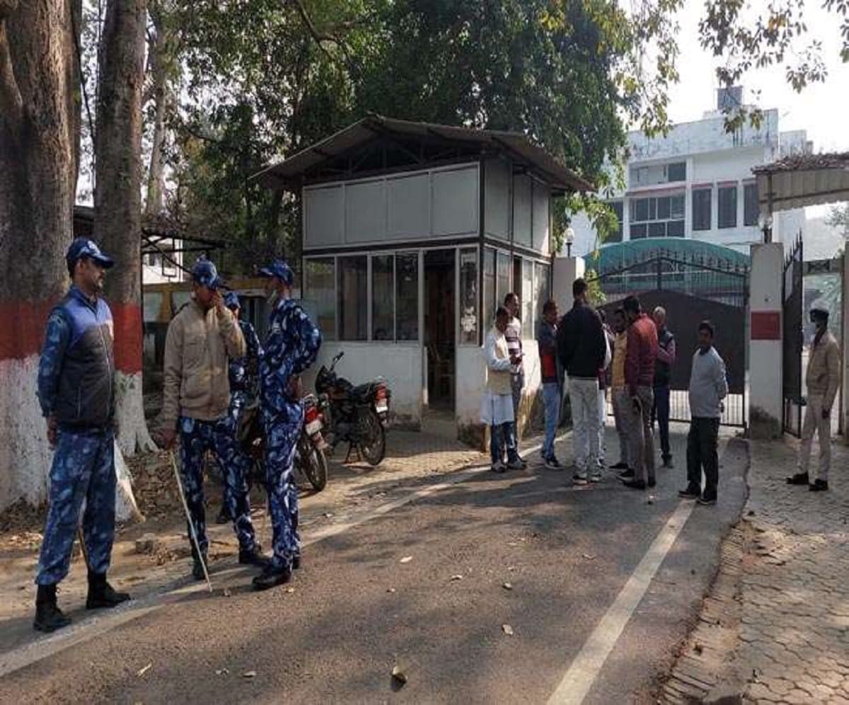 जीतन राम मांझी के घर शुद्धिकरण करने पहुंचे ब्राह्मण, पुलिस ने रोका तो सड़क पर ही करने लगे पूजा