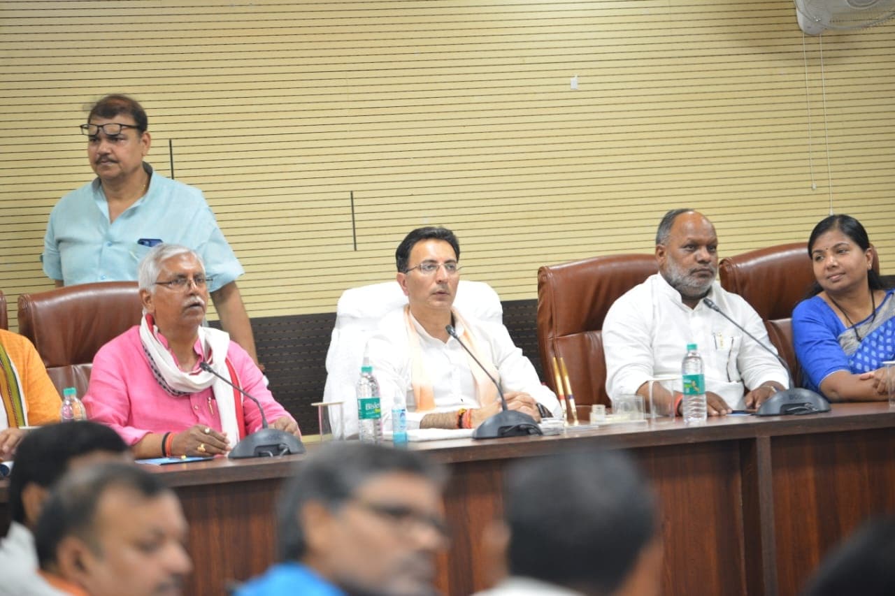 वाराणसी पहुंचे मंत्री जितिन प्रसाद ने सड़कों के निर्माण कार्य की ली जानकारी, AE- JE को दिए ये निर्देश