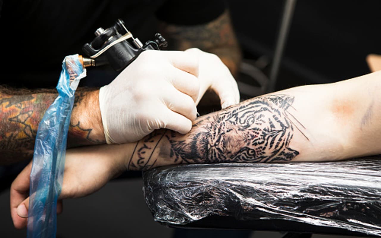 टैटू हटवाते समय इन बातों का रखें खास ध्यान, आप न करें ऐसी गलती