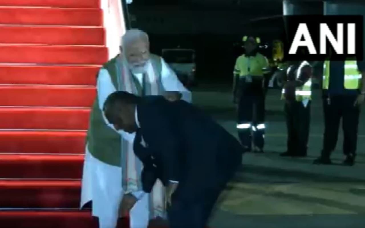VIDEO: पापुआ न्यू गिनी के प्रधानमंत्री ने पीएम मोदी के छुए पैर, किया ग्रैंड वेलकम