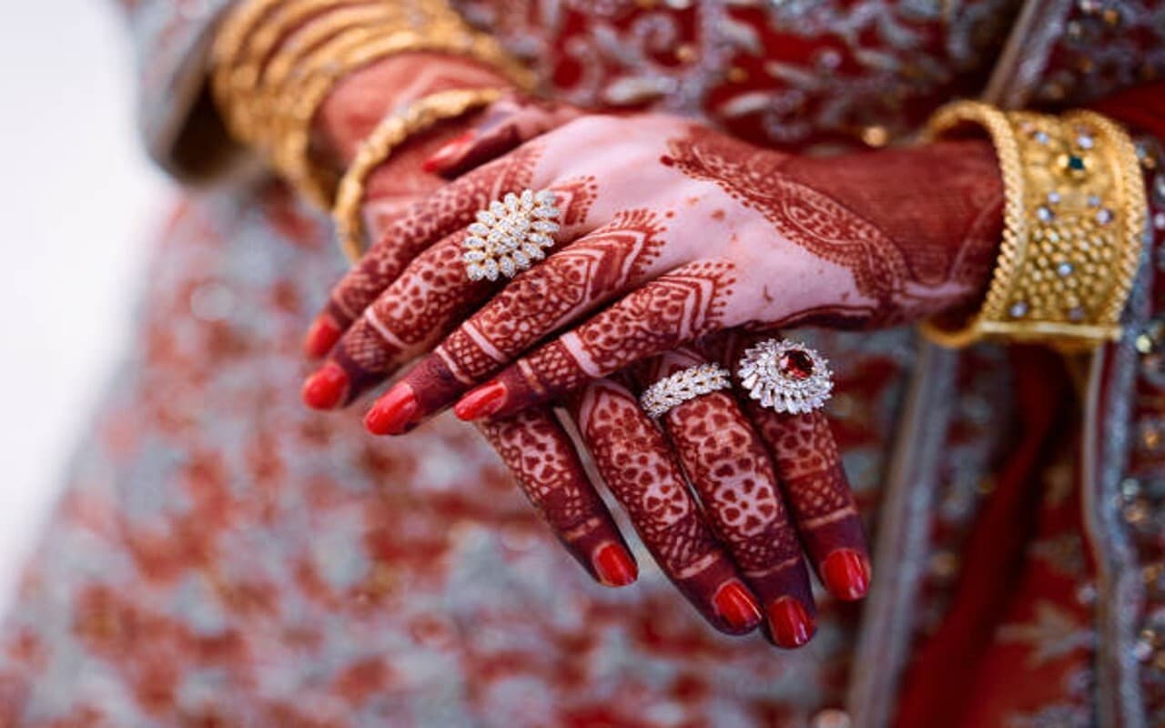 मुजफ्फरपुर: हाथ की मेहंदी छूटने से पहले गला घोंटकर नवविवाहिता की हत्या, अस्पताल में शव छोड़कर फरार मुजफ्फरपुर: हाथ की मेहंदी छूटने से पहले गला घोंटकर नवविवाहिता की हत्या, अस्पताल में शव छोड़कर फरार