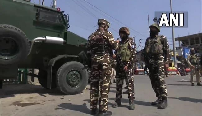 जम्मू-कश्मीर में आतंकियों ने सुरक्षाकर्मियों पर फेंका ग्रेनेड, हमले में 5 नागरिक घायल