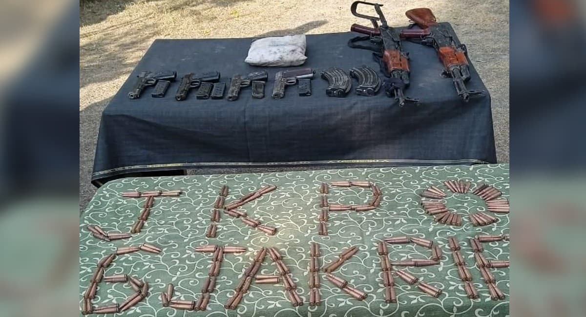 जम्मू-कश्मीर के कुपवाड़ा में एके-47 राइफल, मैगजीन और कारतूस का जखीरा बरामद