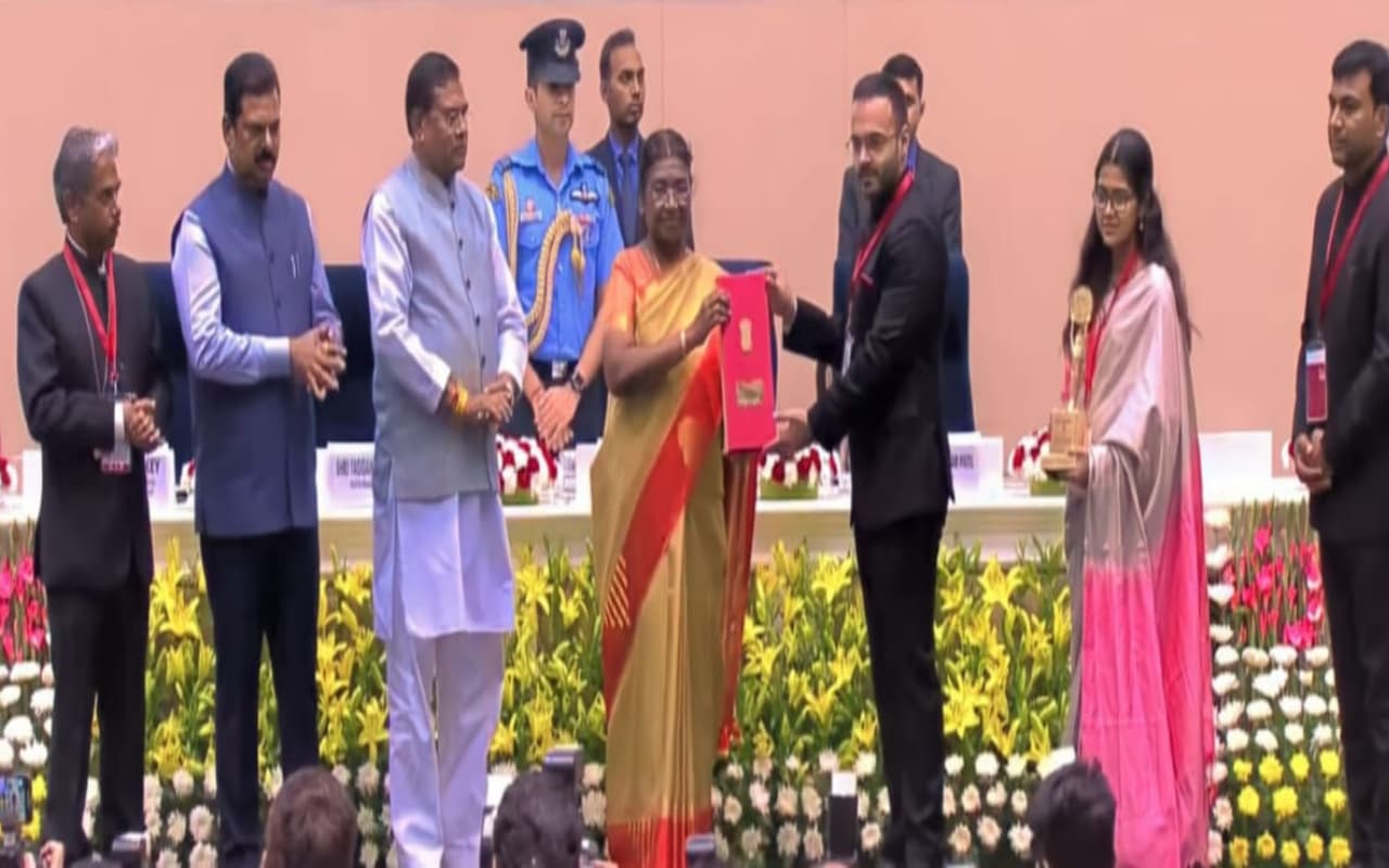 लोहरदगा जिले को राष्ट्रपति द्रौपदी मुर्मू के हाथों मिला भूमि सम्मान, कई लोग रहे शामिल