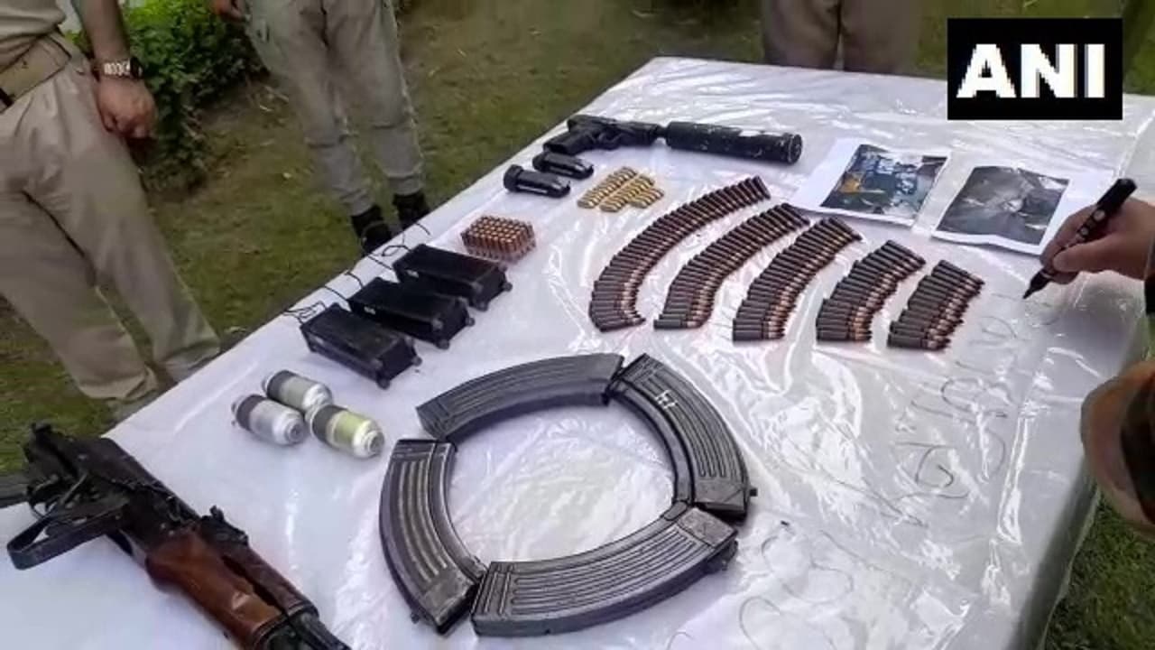 Jammu Kashmir News : सांबा जिले में LOC के पास मिली सुरंग से मचा हड़कंप, अलर्ट मोड पर बीएसएफ अधिकारी Jammu Kashmir News : सांबा जिले में LOC के पास मिली सुरंग से मचा हड़कंप, अलर्ट मोड पर बीएसएफ अधिकारी