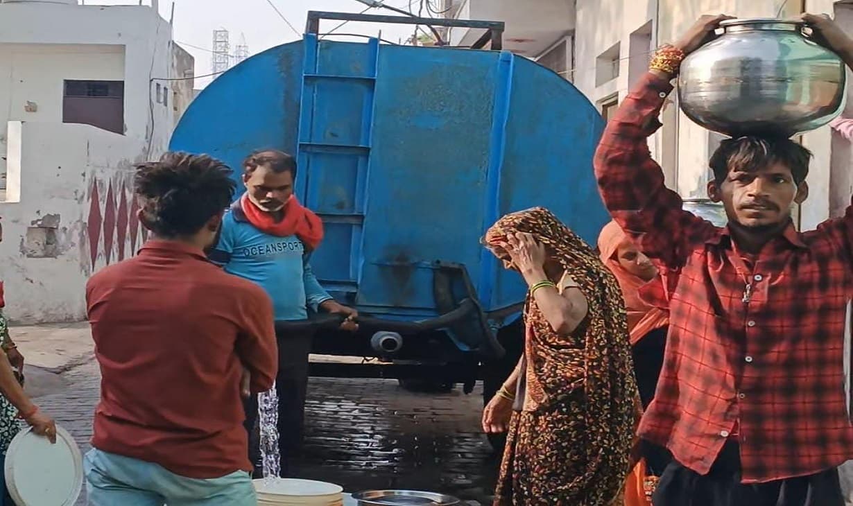 आगरा में गहराया जलसंकट, टैंकर से खरीदना पड़ रहा पानी, बारिश की वजह से गंग नहर में जमा हुआ गाद