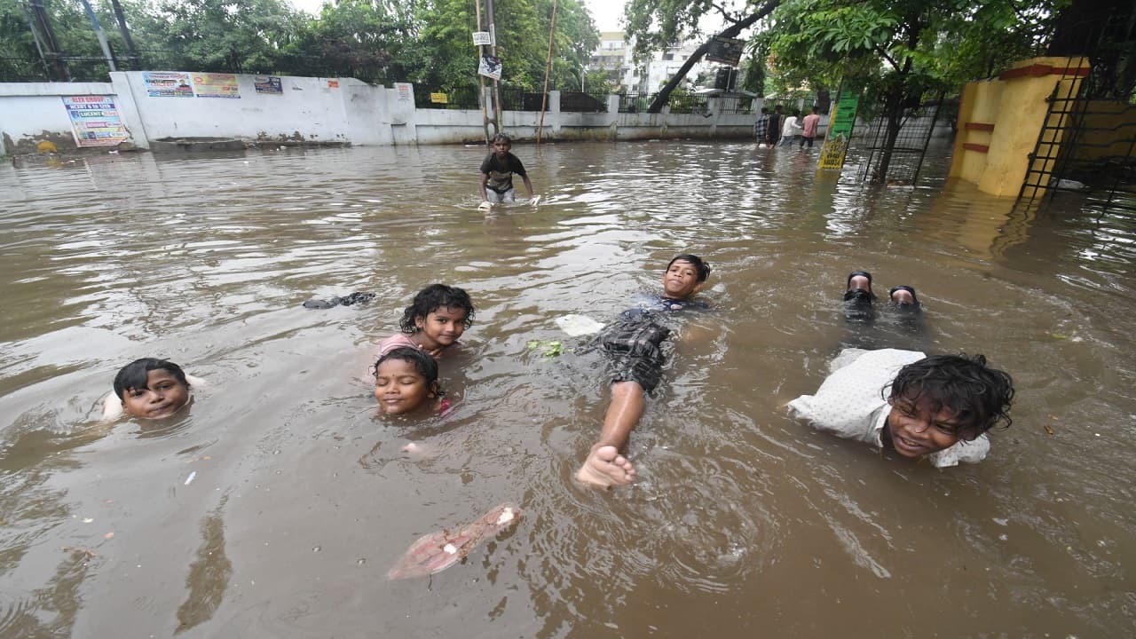 बिहार: कई इलाकों में मूसलाधार बारिश के बाद बने बाढ़ जैसे हालात, मौसम विभाग ने जारी किया अलर्ट, देखें तस्वीरें