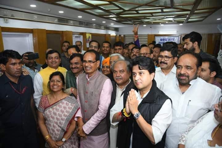 MP : शिवराज और 'महराज' के बीच विभागों को लेकर फेसा पेंच ! दिल्ली हाई कमान के पास पहुंचा मामला