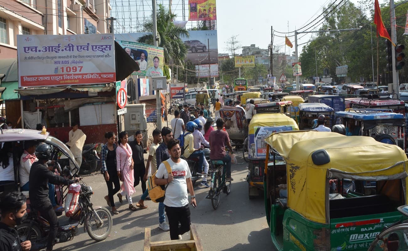 पटना में बेतरतीब ढंग से खड़े ऑटो व इ-रिक्शा से लग रहा जाम, महज 200 मीटर की दूरी तय करने में लगता है आधा घंटा