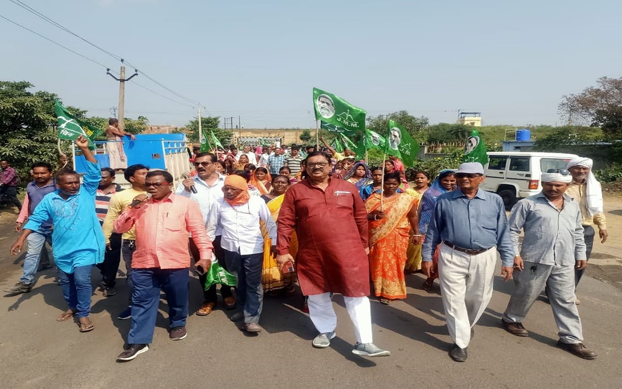 धनबाद में ट्रांसपोर्टिंग में वर्चस्व को लेकर झामुमो व मासस आमने-सामने, कंपनी के खिलाफ की जमकर नारेबाजी