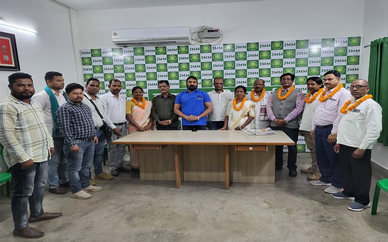 झारखंड: झापा के सुनील सुरीन समेत इन नेताओं को झामुमो नेता विनोद कुमार पांडेय ने दिलाई सदस्यता