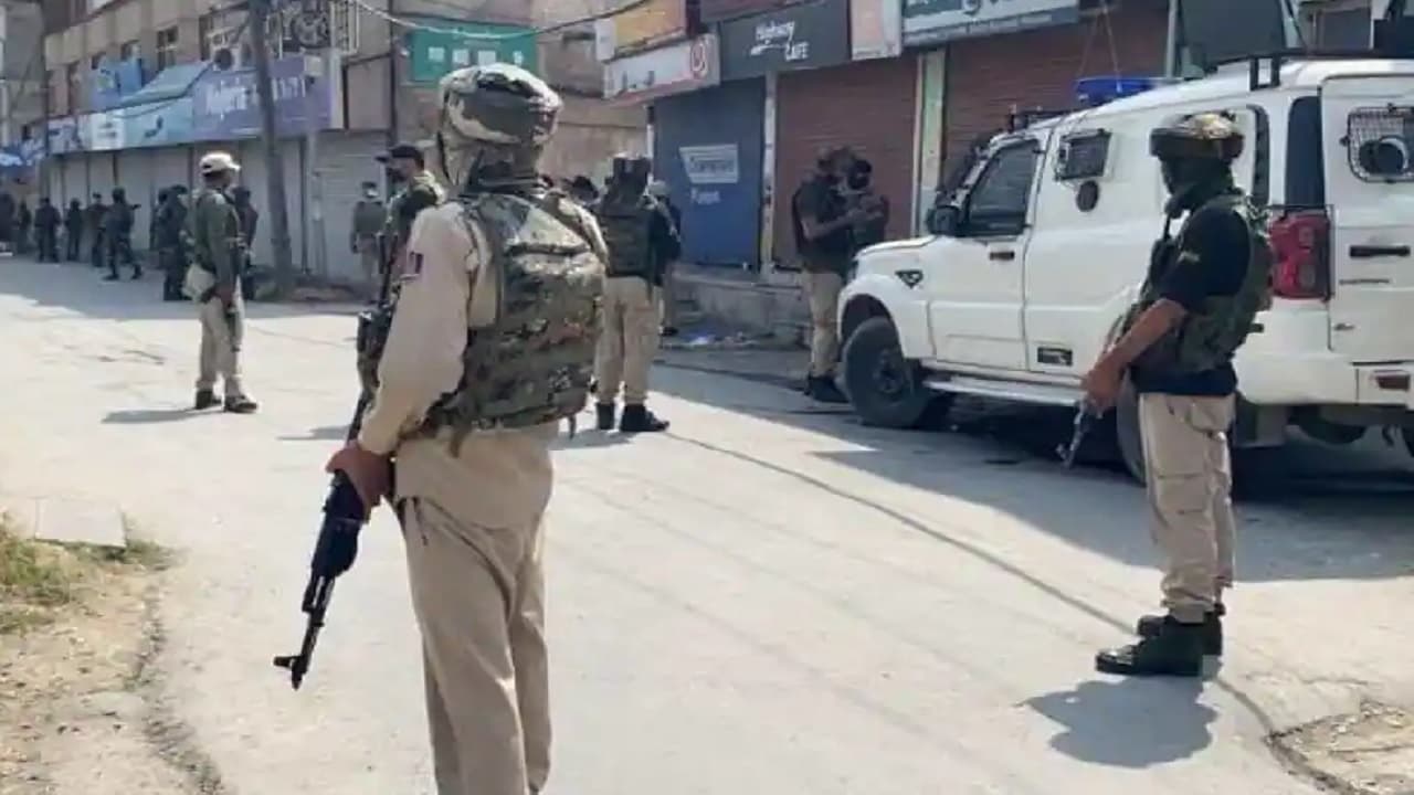 जम्मू-कश्मीर: शोपियां में छुट्टी पर गए CRPF जवान को आतंकियों ने मारी गोली, शहीद